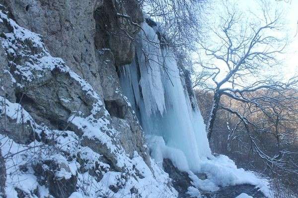 16 метров льда: появилось видео замерзшего Джуринского водопада