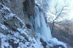 16 метров льда: появилось видео замерзшего Джуринского водопада
