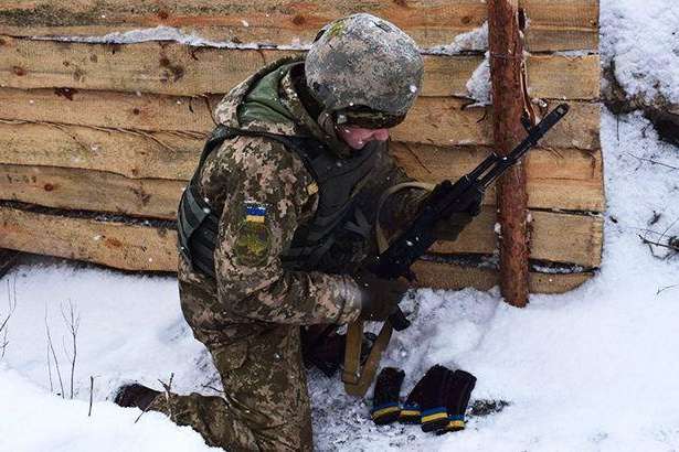 Терористи гатять з мінометів по позиціях сил АТО на Донбасі, один боєць поранений