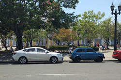 Рай для автогурманів: яскраві фото старих раритетних машини на вулицях Куби