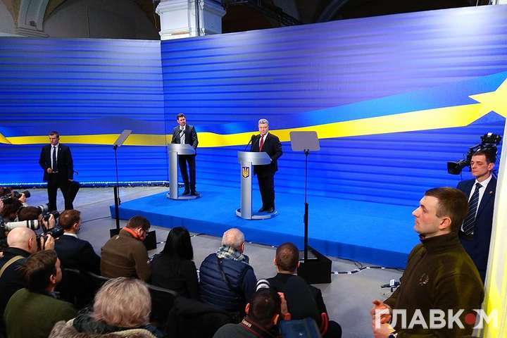 Порошенко передав «привіт» Тимошенко, яка «по закутках міжнародних форумів робить селфі»