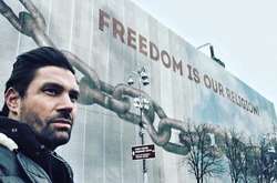 «Ватажок орків» приїхав у Київ і робить зворушливі фото