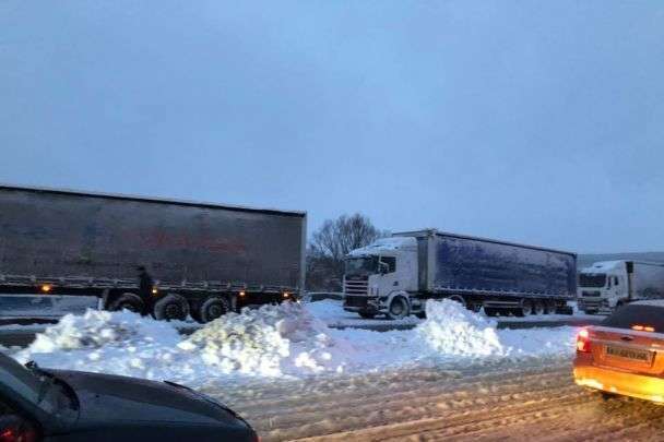 Колапс на дорогах Одещини: через негоду закрили рух для пасажирського і вантажного транспорту