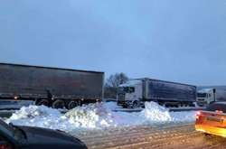 Колапс на дорогах Одещини: через негоду закрили рух для пасажирського і вантажного транспорту