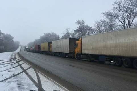 Через снігопад обмежили в’їзд вантажівок у Київ