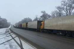 Через снігопад обмежили в’їзд вантажівок у Київ