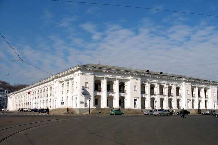 Гостинний двір у Києві суд повернув державі