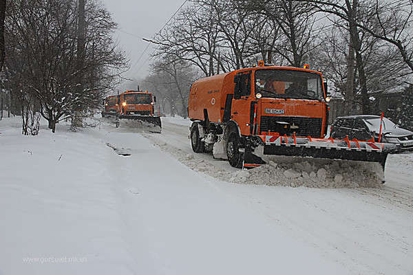 Україну засипає снігом: на дороги вийшло понад 1700 одиниць комунальної техніки