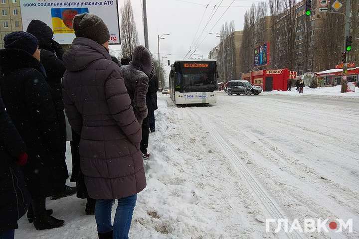 У столиці випало 20 см снігу: киян просять не користуватися власним авто