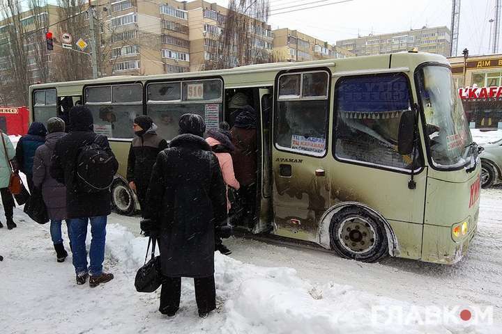 Транспортний колапс у Києві: люди штурмують тролейбуси та автобуси