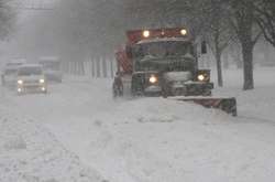 На столичні дороги вийшло близько 600 одиниць снігоприбиральної техніки