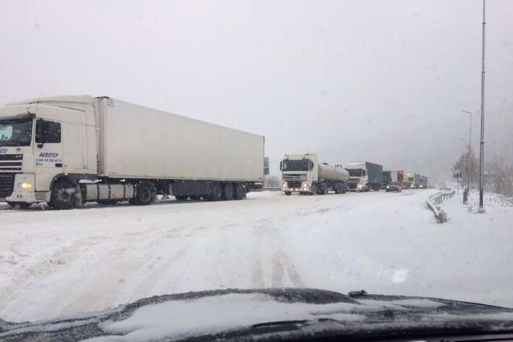 Через снігопад обмежено в'їзд вантажівок до восьми міст України 