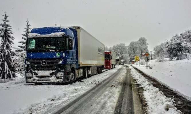 На Миколаївщині через снігопад обмежили рух вантажівок 