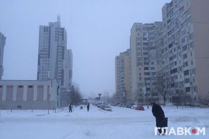 Синоптики попередили: Київ ще добу засипатиме снігом