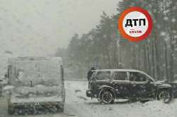 Під Києвом на засніженій дорозі зіткнулися три автівки