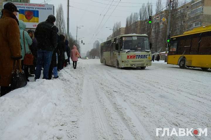 Сніговий колапс у Києві: Кличко просить допомоги у Міноборони