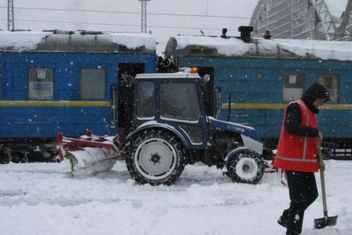 Негода в Україні: скасовують авіарейси, затримуються потяги