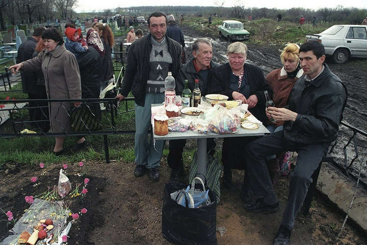 Алкоголь, бруд та зневіра. Депресивні фотографії Луганська 1990-х років