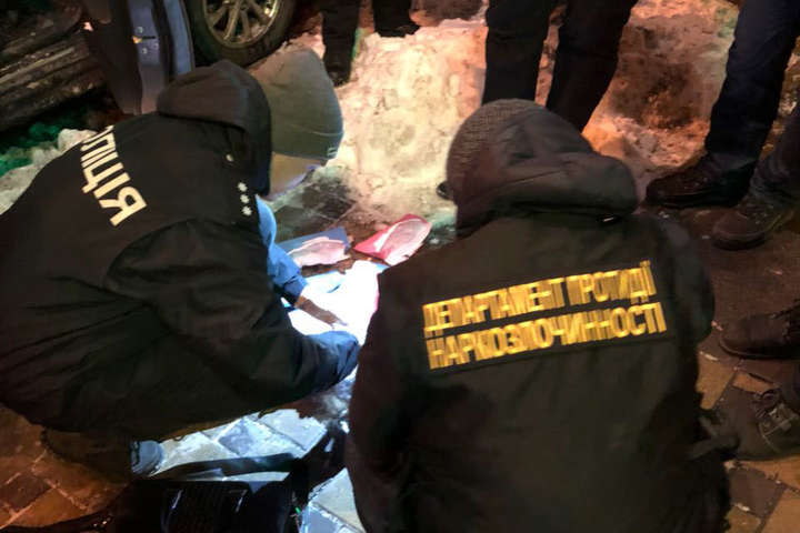 У Києві затримано наркоділка з партією наркотиків на чверть мільйона (відео)
