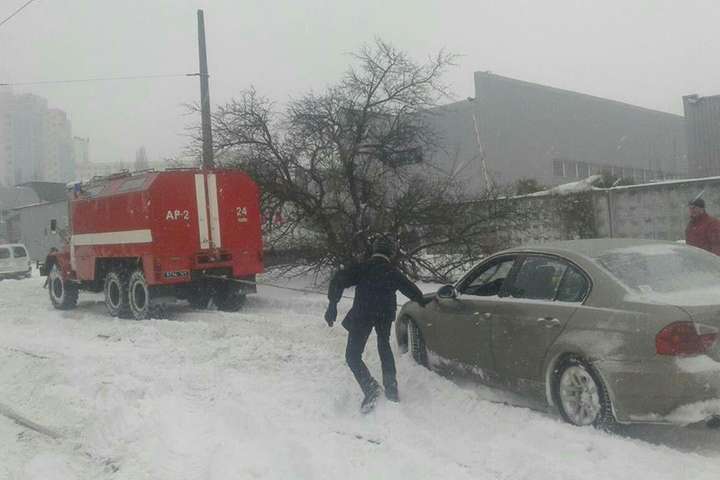 З початку доби у Києві рятувальники вивільнили зі снігового полону дев’ять авто