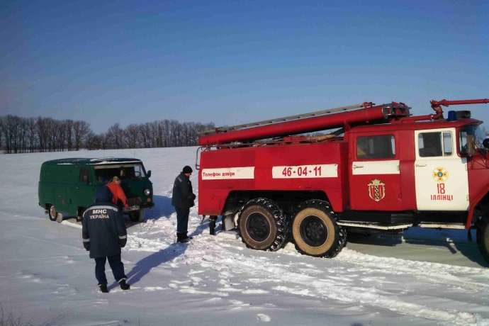 Негода на Вінниччині: у снігових заметах опинилися кілька автомобілів