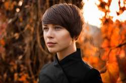 Жена нардепа снялась топлес в весенней фотосессии