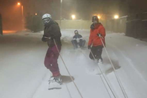 Екстремали влаштували швидкісні катання на сноубордах вулицями Одеси