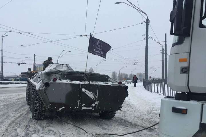 Сніговий колапс: київські поліцейські витягують із заметів автівки (відео)