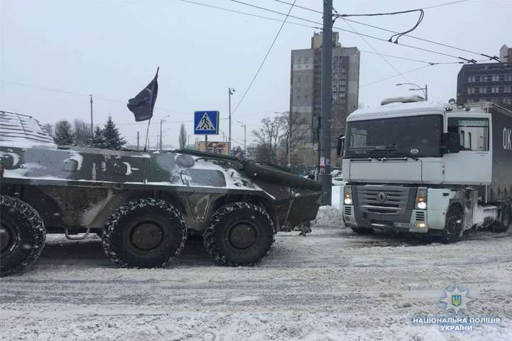 Парализованный снегопадами Киев «расчищает» военная спецтехника (видео)