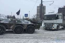 Парализованный снегопадами Киев «расчищает» военная спецтехника (видео)