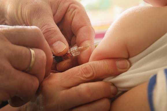 В Україну заборонили ввозити болгарську вакцину через смерть дитини