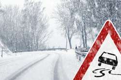 Снігопади у Києві: на Повітрофлотському зіткнулись шість машин і тролейбус