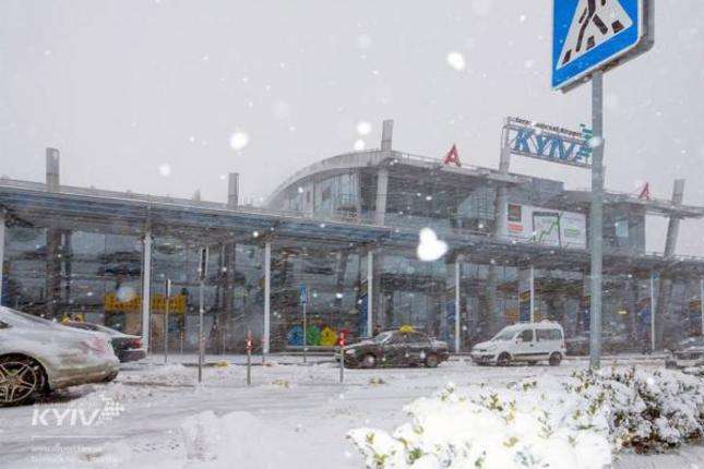 Снігопад в Україні: шість аеропортів відновили роботу