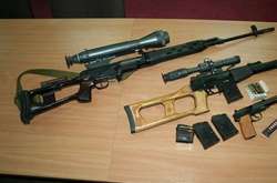 У США звинуватили двох осіб у незаконних поставках зброї в Україну