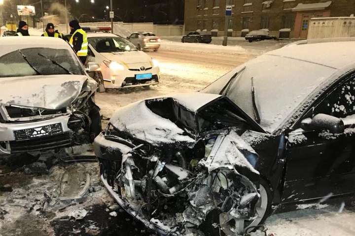 Лобове зіткнення автівок у Києві: є постраждалі