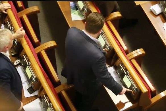 Антон Яценко - Нардеп Яценко віртуозно кнопкодавив за шістьох колег
