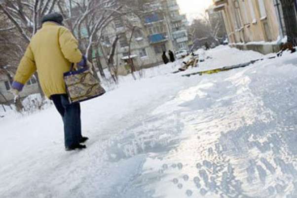 У Києві ожеледиця: водіям і пішоходам радять рухатися «у сто разів повільніше»