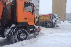 Снігоприбиральна техніка працює на столичних дорогах