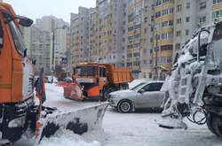 Снігоприбиральна техніка бореться з наслідками негоди у столиці