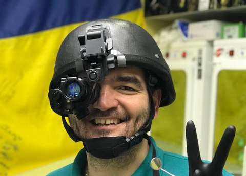 Вінницький стоматолог за допомогою бормашини виготовив каску «нічного бачення» для військових