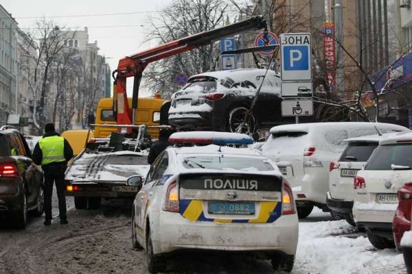 Комунальники евакуюють автомобілі у центрі Києва