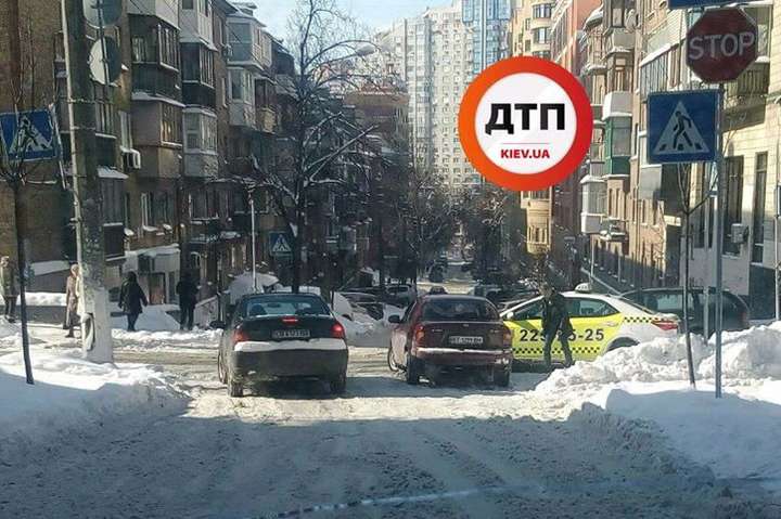 Жертви снігу: у центрі Києва Daewoo протаранила іномарку