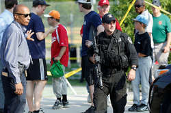 Американські поліцейські затримали підлітка зі зброєю біля школи