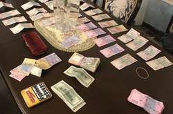 СБУ задержала чиновников, бравших взятки за срочные загранпаспорта