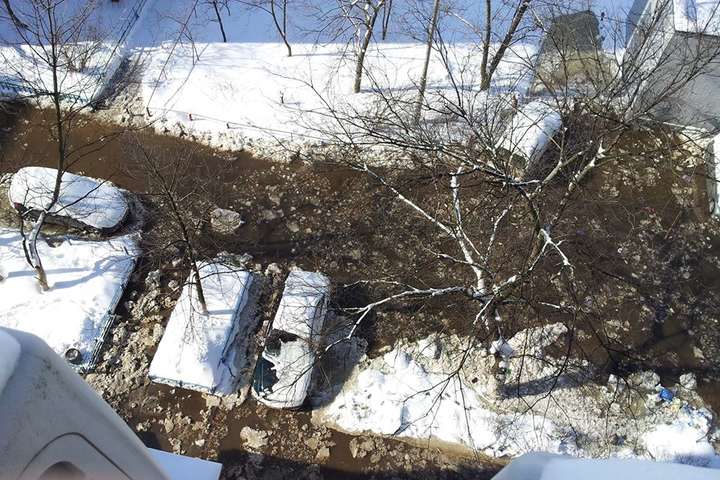 Як не снігопад, то потоп: на Оболоні прорвало водопровід 