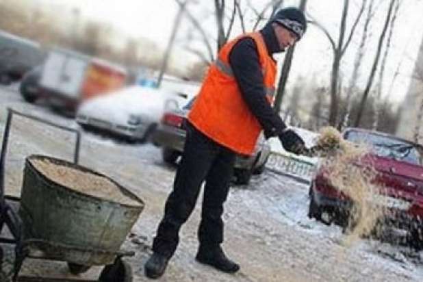 Лише в Деснянському районі на вулиці висипали вже понад 13 тонн солі