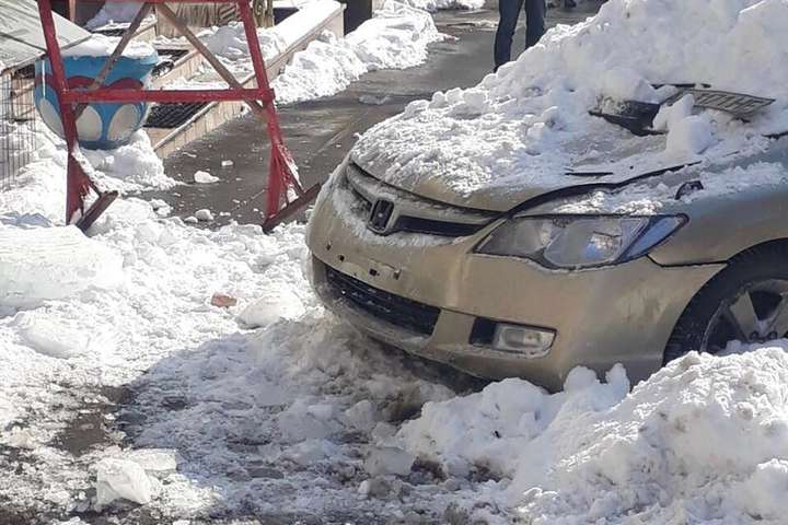 Бурулі падають на автомобілі, припарковані на вулицях Києва