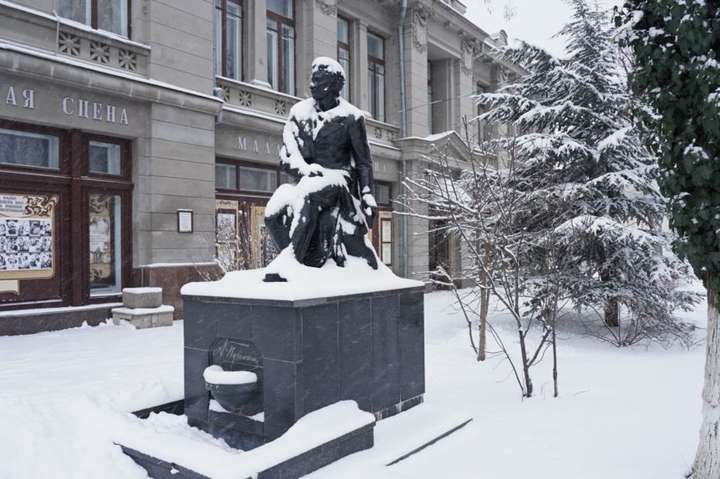 Окупований Росією Сімферополь засипало снігом. Фотогалерея