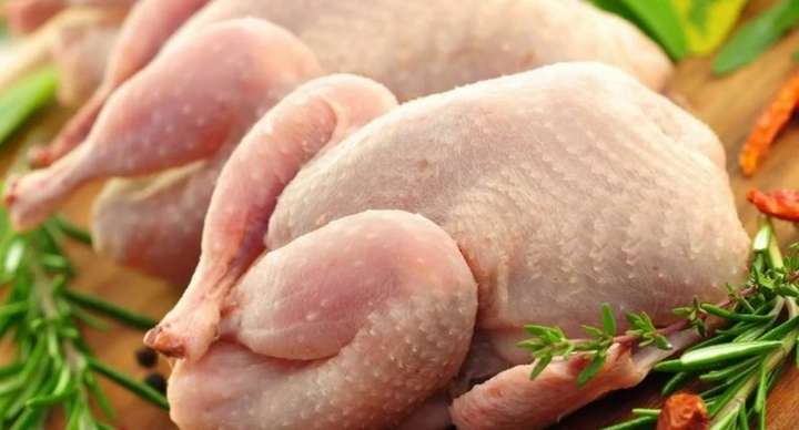 ЗМІ: Українські виробники курятини реалізують м'ясо українцям дорожче ніж в Європу, незважаючи на держдотації