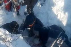  На Харківщині рятувальники дістали з-під снігового завалу дитину